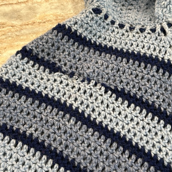 70's Crochet Poncho - Picture 3 of 9